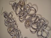 Orecchini in filo di alluminio con perle