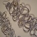 Orecchini in filo di alluminio con perle