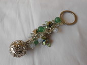 Portachiavi gioiello fatto a mano  con perle, pietre e cristalli verdi, idea regalo.