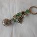 Portachiavi gioiello fatto a mano  con perle, pietre e cristalli verdi, idea regalo.