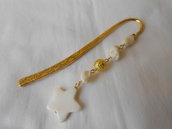 Segnalibro gioiello dorato fatto a mano con perle e madreperla a stella , idea regalo.