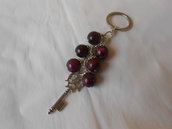Portachiavi gioiello fatto a mano con agate viola e charms a forma di chiave ,idea regalo.