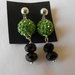 Orecchini pendenti fatti a mano con sfere di strass verdi e cristalli neri, idea regalo.