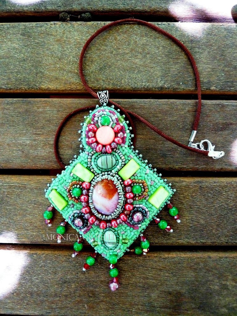 Collana con pietre e perline fatta a mano con tecnica embroidery "V