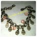 bracciale pendenti perle di vetro rosa e charms bronzo