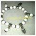 braccialetto elastico perle bianche e pendenti lucchetto