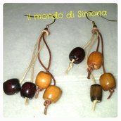 orecchini pendenti di corda marrone e beige con perle di legno