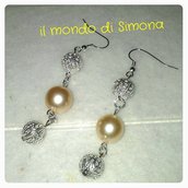 orecchini pendenti con perle bianchi e perle in filigrana color argento