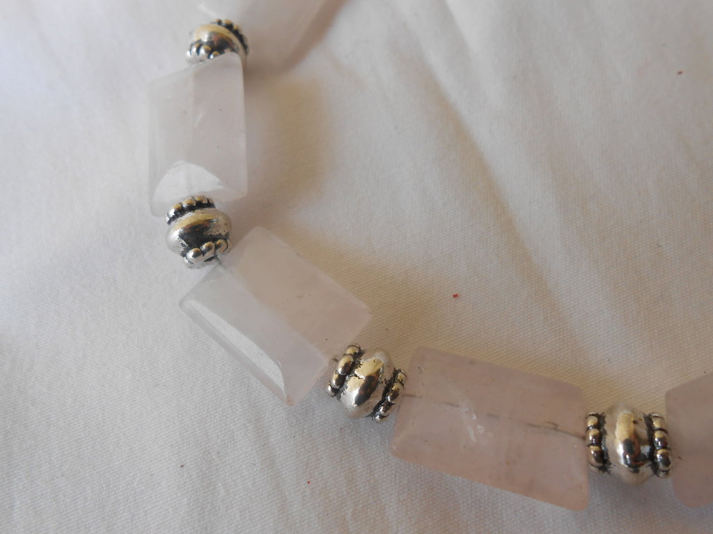 Bracciale Philip Jones Con Ciondoli In Quarzo Rosa Contro Il Malocchio: Eleganza E Protezione - 2