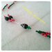collana pendente con perle di vetro verdi e rosse