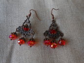 orecchini pendenti fatti a mano in rame con cristalli rossi.