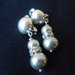 Orecchini a clips fatti a mano con perle grigie e strass.