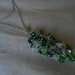 Collana fatta a mano con catena annodata e pendente  con  madreperle  e cristalli verdi.