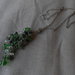 Collana fatta a mano con catena annodata e pendente  con  madreperle  e cristalli verdi.