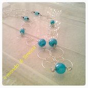 collana perle di vetro azzurro e catena color argento a cerchi