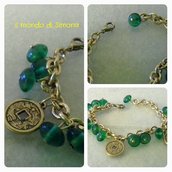 bracciale color oro maglia a catena con pendenti di perle di vetro verde e medaglie