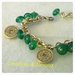 bracciale color oro maglia a catena con pendenti di perle di vetro verde e medaglie