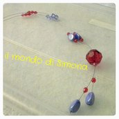 collana di filo di acciaio con perle di vetro rosse e azzurre
