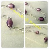 collana con catena di maglie allungate color argento e perle ovali di vetro viola