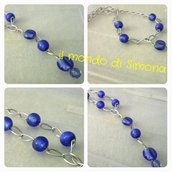collana lunga catena argentata con perle di vetro blu con pendente