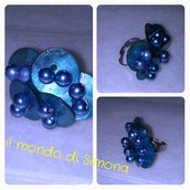 anello con bottoni di madreperla azzurri e perle