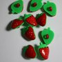 Bottoni fragola in plastica rossi e verdi 22mmX15mm. Buttons strawberry in plastic red and green 22X15mm..