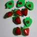 Bottoni fragola in plastica rossi e verdi 22mmX15mm. Buttons strawberry in plastic red and green 22X15mm..