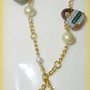 Collana con catena color oro,perle bianche in vetro e ciondoli  borse in miniatura Chanel,Vuitton e gucci realizzate a mano in fimo cernit...25.00€ 