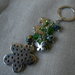Portachiavi gioiello fatto a mano con cristalli verdi e fiore stilizzato , idea regalo.