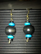 orecchini con palline in legno nere e azzurre