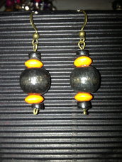 orecchini con palline di legno nere e arancione