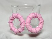 Orecchini rosa in cotone con perline