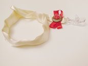 Catenella portaciuccio da cerimonia in raso: l'accessorio elegante per un bebè vestito a festa