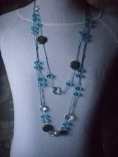 collana lunga con cristalli azzurri