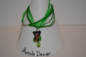 Collana in organza e cordoncino verde con ciondolo rappresentante una kokeshi verde Memole design