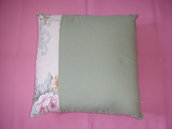 cuscino patchwork verde e panna con fiori rosa