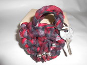 Portachiavi a forma di  borsetta fatto a mano con fettuccia multicolore rosso, nero, grigio , idea regalo,