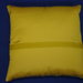 cuscino giallo con passamaneria 
