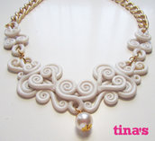 Collana ghirigori in fimo bianco perlato con catena dorata diamantata e perla centrale