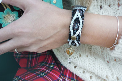 bracciale in passamaneria borchie con cuore e charms bracciale in passamaneria borchie con cuore e charms