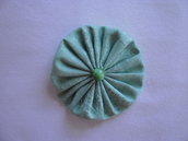 Yo-yo circolare (diametro 6 cm) di stoffa color verde chiaro