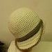 berretto bianco con decoro freeform