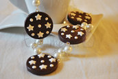 Collana biscotti pan di stelle impreziosita da perle bianche.