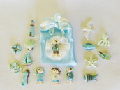 Sacchetti portaconfetti in satin con coccarda in tulle e miniatura a tema marino: per bomboniere dal sapore di mare