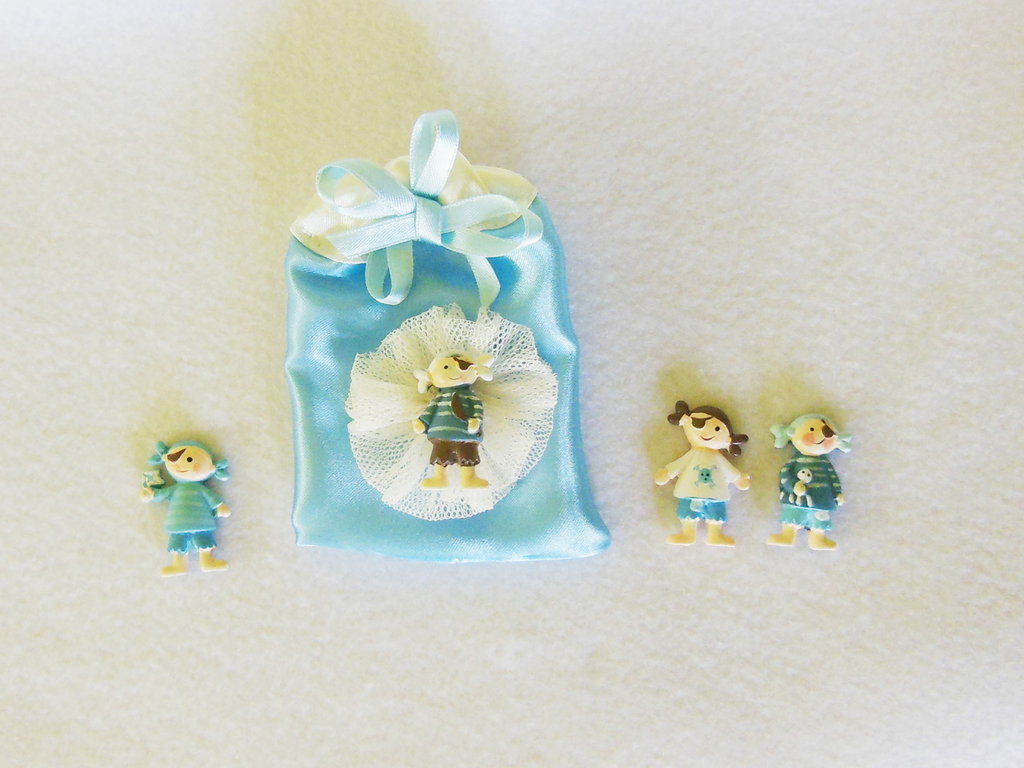 Set di 4 sacchetti portaconfetti in satin con coccarda in tulle e m... | su