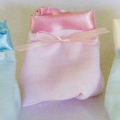 Sacchetto portaconfetti in cotone bianco e satin rosa: per una bomboniera sofisticata ed elegante ma semplice
