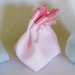 Sacchetto portaconfetti in cotone bianco e satin rosa: per una bomboniera sofisticata ed elegante ma semplice