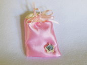 Sacchetti portaconfetti in satin rosa: per bomboniere eleganti ma semplici