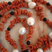 Collana di corallo, perle barocche e onice nero
