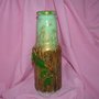 bottiglia di vetro con staccionata di legno e fiore